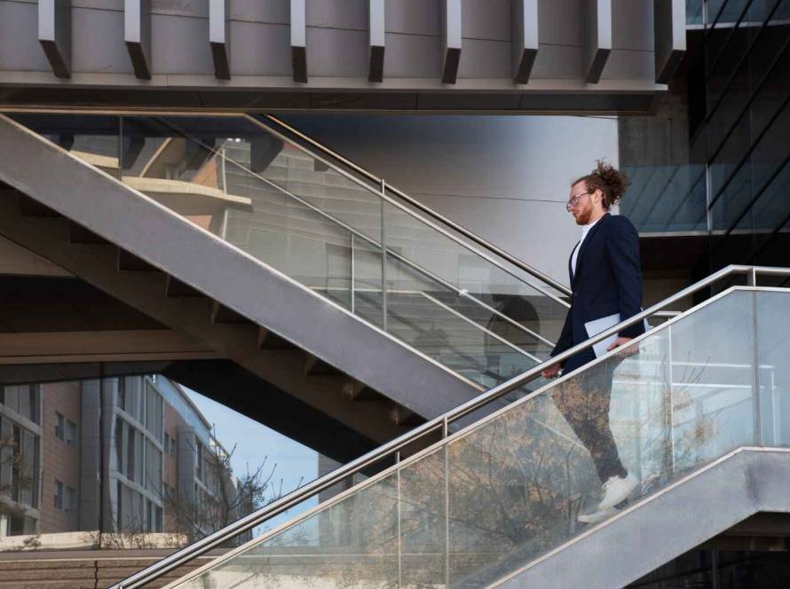 Camlı Korkuluk Nedir? Güvenlik ve Şeffaf Korkuluk Sistemleri Rehberi