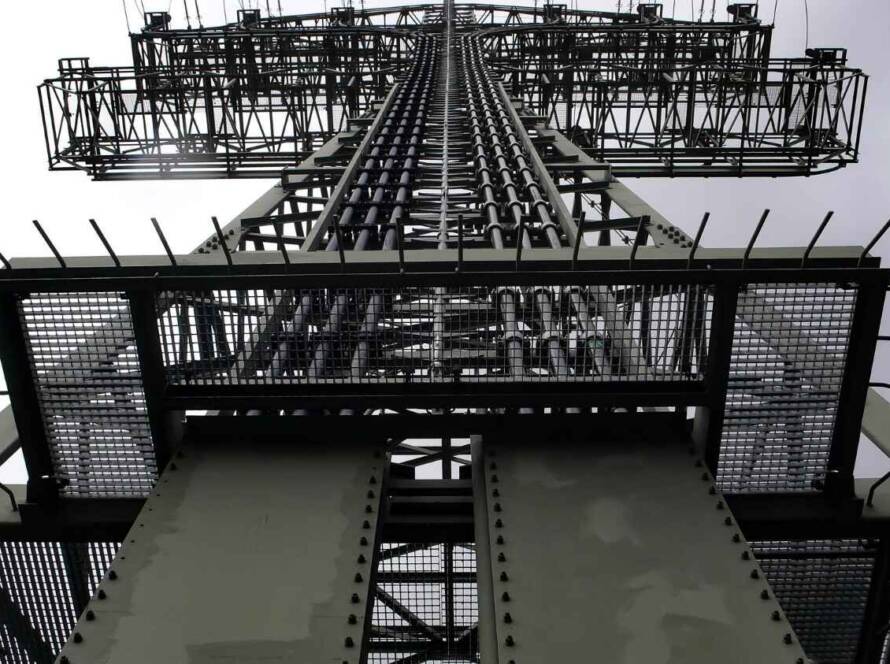 Endüstriyel erişim sistemleri nedir, merdiven, platform ve çatı erişimi nasıl birlikte planlanır? Endüstriyel yapılar için teknik rehber.