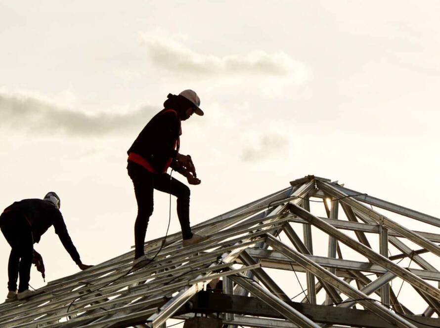 Çatı üstü güvenlik sistemleri nedir, kar düşmesi, erişim ve bakım riskleri nasıl önlenir? Endüstriyel çatılar için teknik güvenlik rehberi.